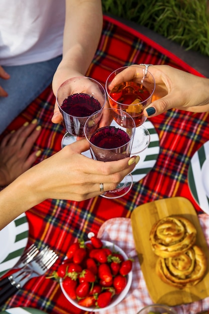 loisirs de plein air avec de la nourriture et du vin délicieux