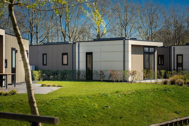 Loisirs de plein air petites maisons modernes et confortables dans une zone de loisirs de banlieue Camping vacances en famille