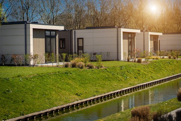 Loisirs de plein air petites maisons modernes et confortables dans une zone de loisirs de banlieue Camping vacances en famille