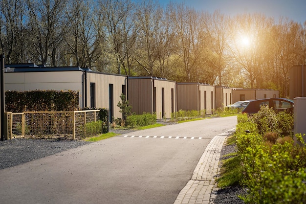 Loisirs de plein air petites maisons modernes et confortables dans une zone de loisirs de banlieue Camping vacances en famille