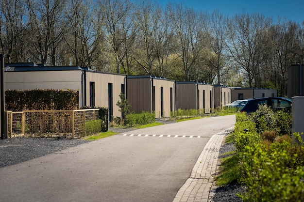 Loisirs de plein air petites maisons modernes et confortables dans une zone de loisirs de banlieue Camping vacances en famille