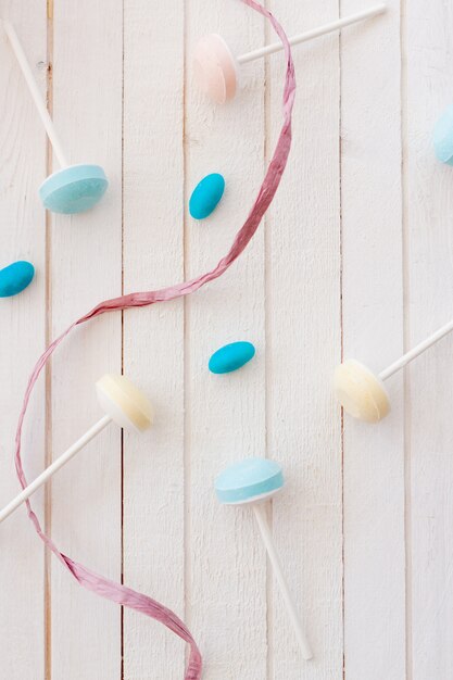 Lolli pops colorés et fèves à la gelée bleue