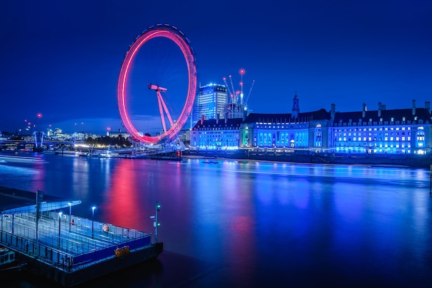 Le London Eye de nuit est une vue spectaculaire, Londres, Royaume-Uni