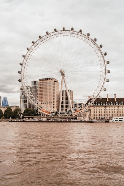 London Eye avec la Tamise à Londres