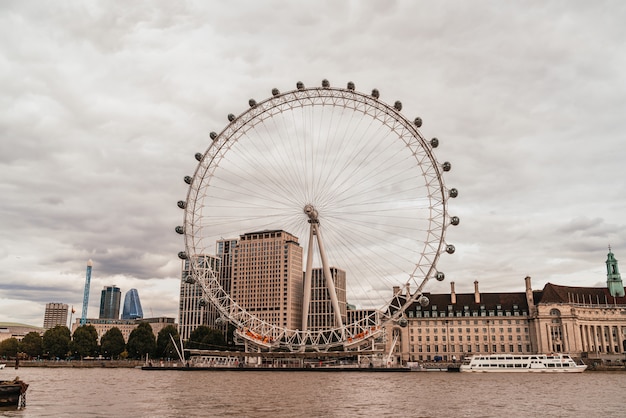 London Eye avec la Tamise à Londres