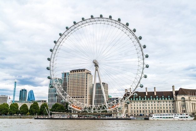 London Eye avec la Tamise à Londres