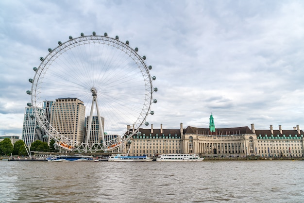 London Eye avec la Tamise à Londres