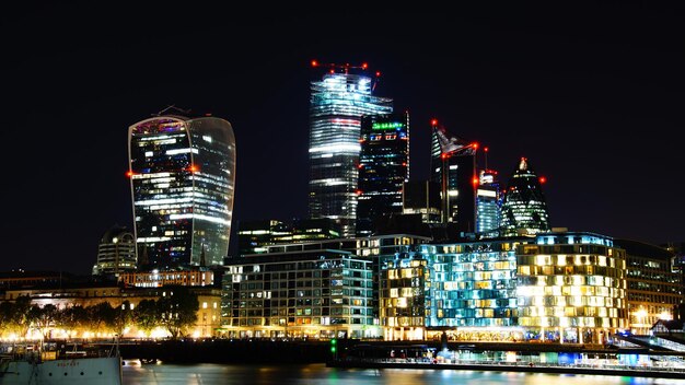 London Skyline se reflétant dans l'eau la nuit