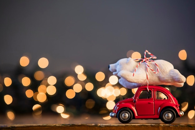 LONDON UK 15 DÉCEMBRE 2016 Fond de Noël avec ours polaire sur une petite voiture rouge