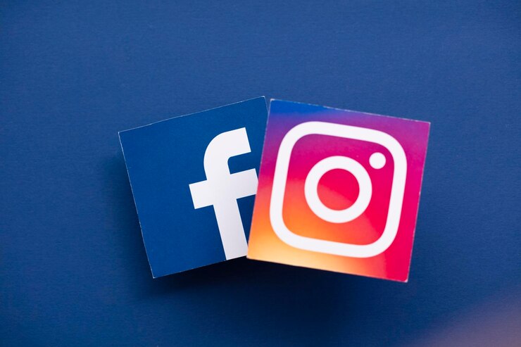 Photo london uk juin 2021 logos facebook et instagrm imprimés sur papier