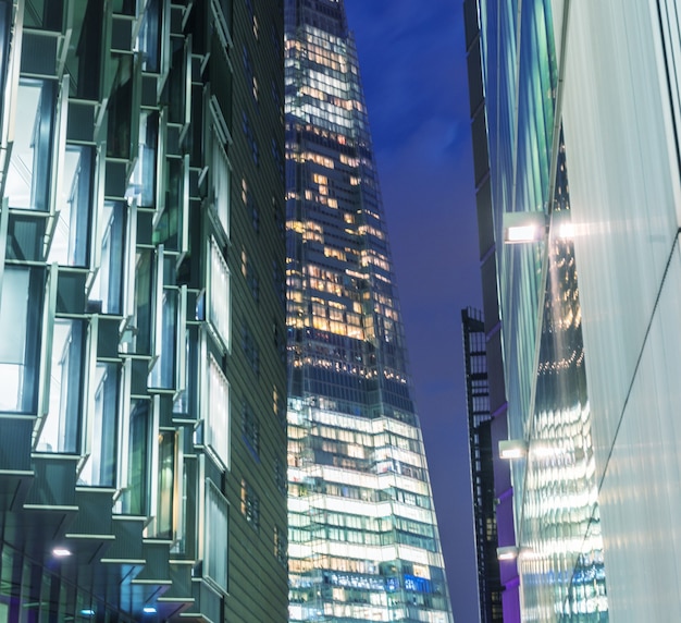 Londres - 12 juin 2015 : The Shard la nuit encadrée par des bâtiments. Le Shard, haut de 309 m, est le plus haut bâtiment d'Europe.