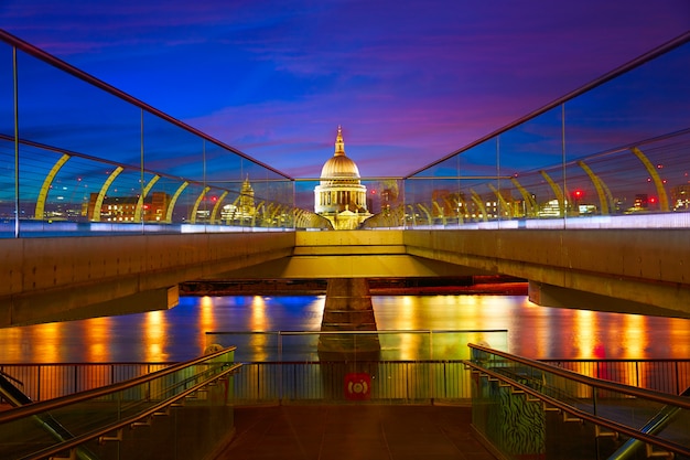 Londres Millennium Bridge skyline UK