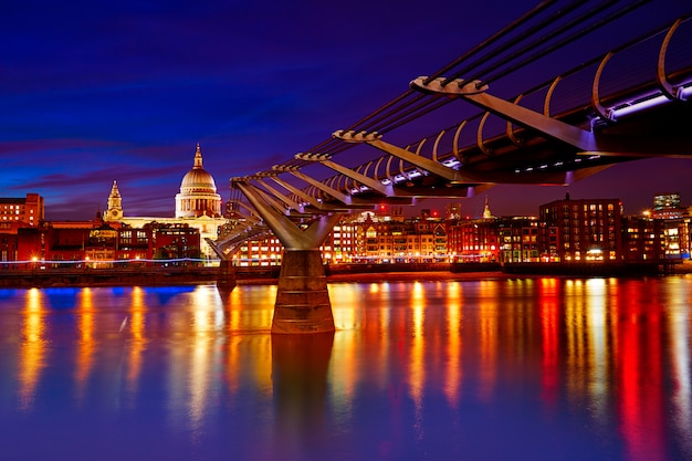 Londres Millennium Bridge skyline UK