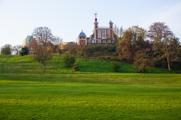 Londres, l&#39;Observatoire royal sur la colline de Greenwich indique l&#39;heure.