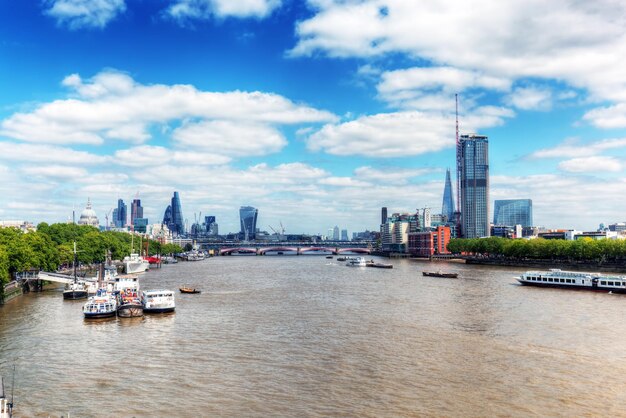 Londres, Royaume-Uni Vue sur la Tamise et la cathédrale Saint-Paul et la ville depuis le pont Blackfriars par une journée ensoleillée