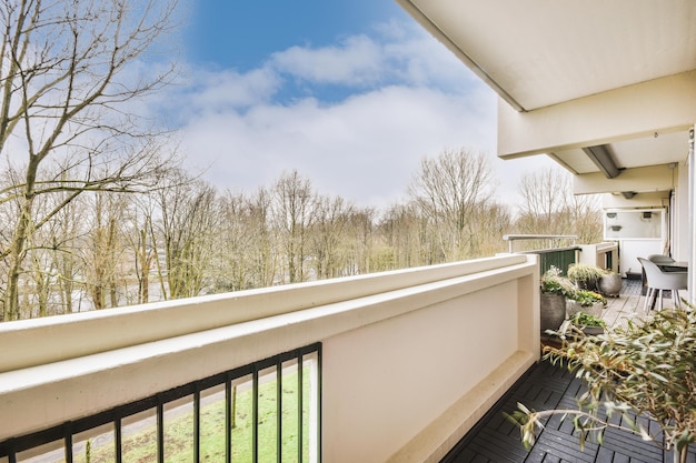 Long balcon moderne avec table