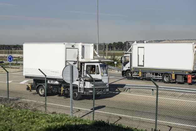 Photo un long camion-remorque transportant des marchandises sur une route