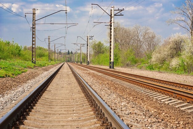 Long chemin de fer par une journée ensoleillée