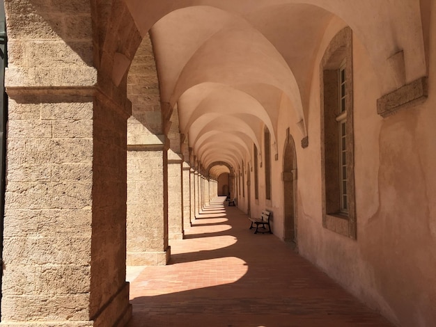 Long corridor du bâtiment