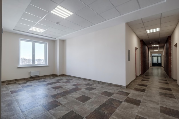Long couloir blanc vide avec des murs en briques rouges à l'intérieur d'un bureau ou d'une clinique d'appartements modernes