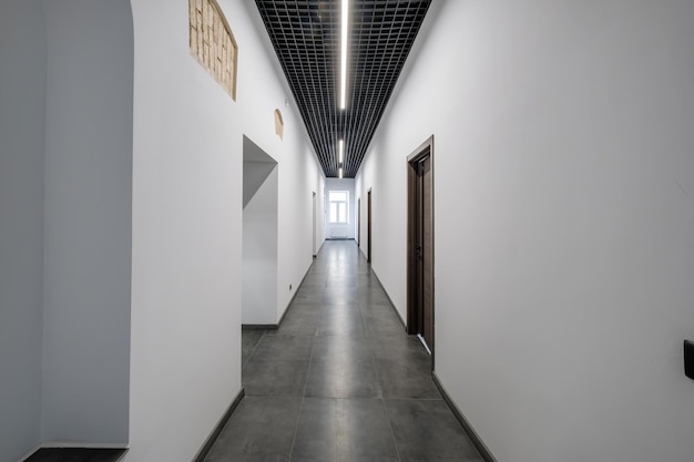 Long couloir vide à l'intérieur du hall d'entrée d'un bureau ou d'une clinique d'appartements modernes