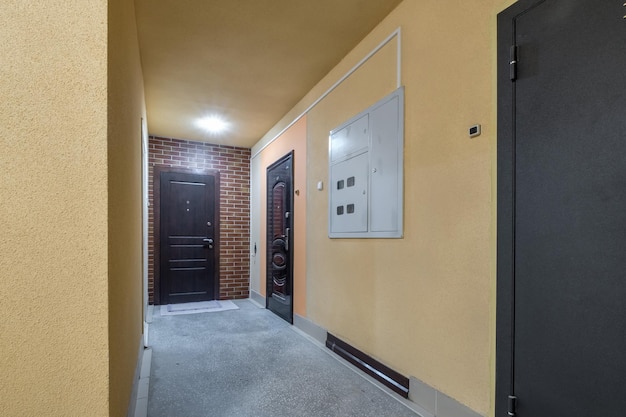 Long couloir vide à l'intérieur du hall d'entrée d'un bureau ou d'une clinique d'appartements modernes