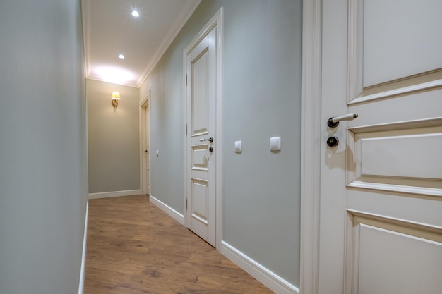 Long couloir vide à l'intérieur du hall d'entrée d'un bureau ou d'une clinique d'appartements modernes