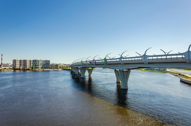 Un long pont sur la baie.