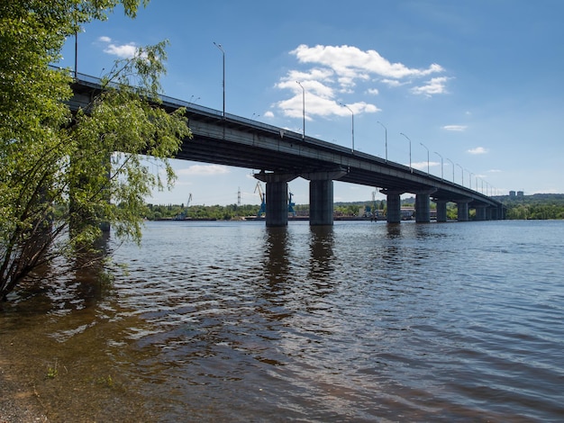 Long pont en béton sur la large rivière avec ciel bleu. Vue de dessous