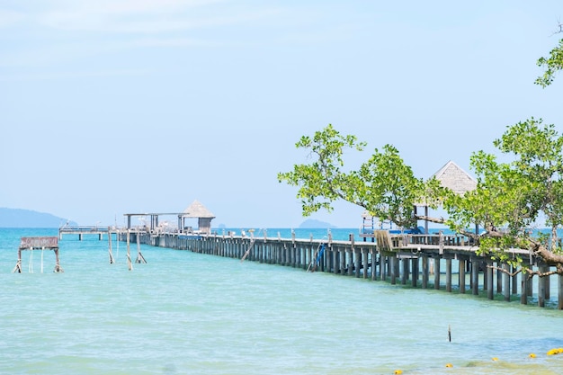 Long pont en bois vers la mer, Kohmak Thaïlande.