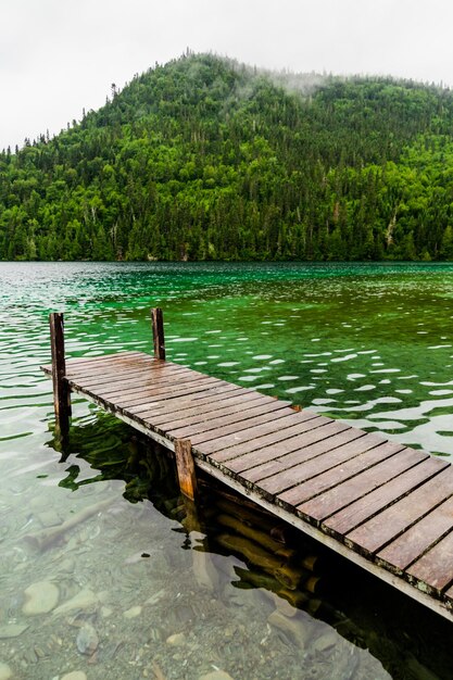 Long quai et vue imprenable sur un lac