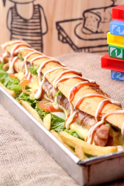 Photo un long sandwich avec un wrap qui dit 