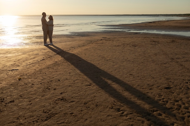 Long shot couple au bord de la mer