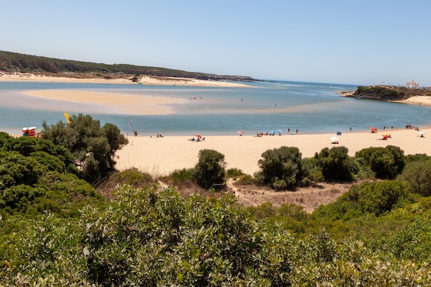 long shot d'un estuaire portugais avec entrée de mer