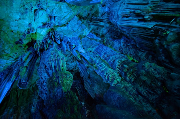 Long shot de l'intérieur de la grotte de Sant Michaels à Gibraltar