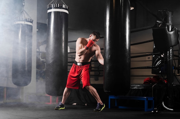 Photo long shot man training for boxing competition