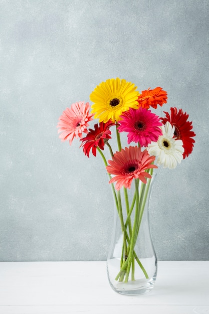 Long shot d'un vase minimaliste avec des fleurs de gerbera