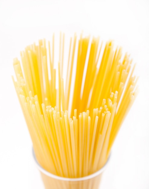 Long stand de macaroni jaune sec en verre