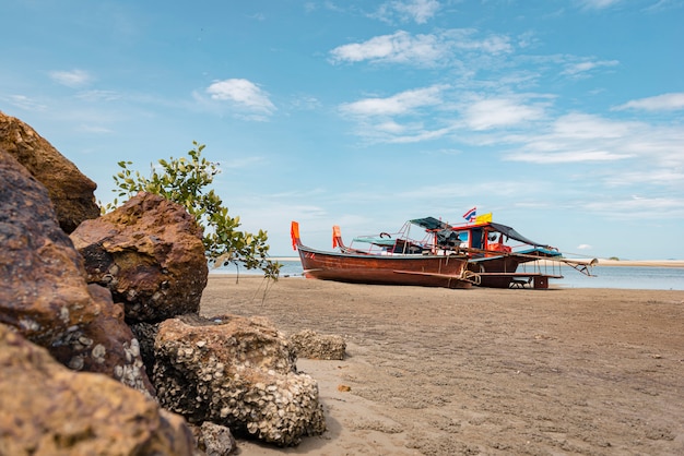 Long tail boat sur la plage de sable tropicale, mer d'Andaman, en Thaïlande