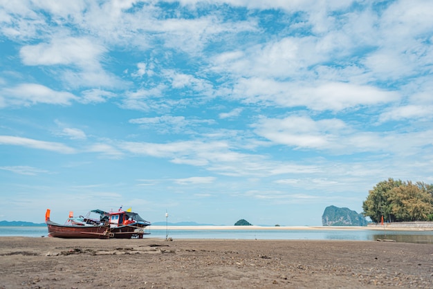 Photo long tail boat sur la plage de sable tropicale, mer d'andaman, en thaïlande