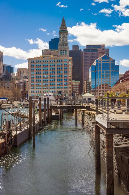 Long Wharf et l'horizon de Custom House et Financial District à Boston, Massachusetts, États-Unis.