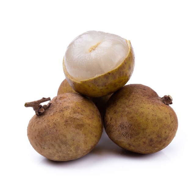 Longan frais isolé sur fond blanc