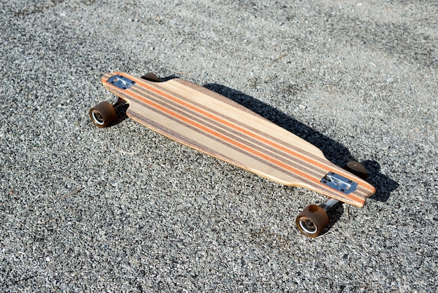 Longboard vide dans la rue