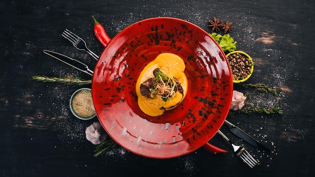 Longe de boeuf avec purée de couscous Apéritifs chauds Vue de dessus Sur un fond en bois noir Espace de copie