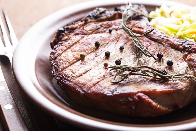 Longe grillée aux épices sur l'assiette