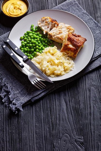 Longe de porc et choucroute sur un gros plan de plaque