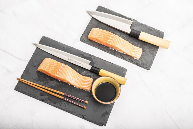 Longes de saumon pour sushi et sashimi cuisant du poisson cru