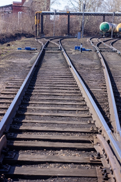 De longs rails se bouchent. Chemin de fer