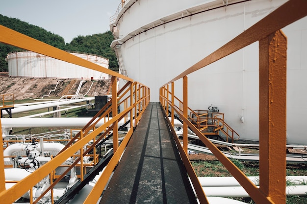 Longs tuyaux et bride en acier dans l'usine de pétrole brut de réservoir pendant la raffinerie Industrie de pétrochimie dans la distillerie de site de gaz