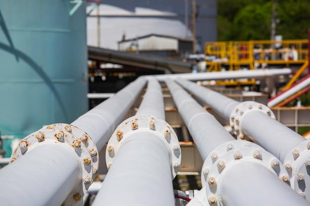 Longs tuyaux et bride en acier dans l'usine de pétrole brut de réservoir pendant la raffinerie Industrie de pétrochimie dans la distillerie de site de gaz